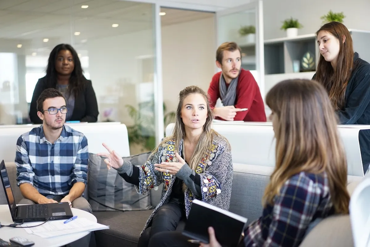 Equipo de CADE en una sesión de trabajo colaborativo